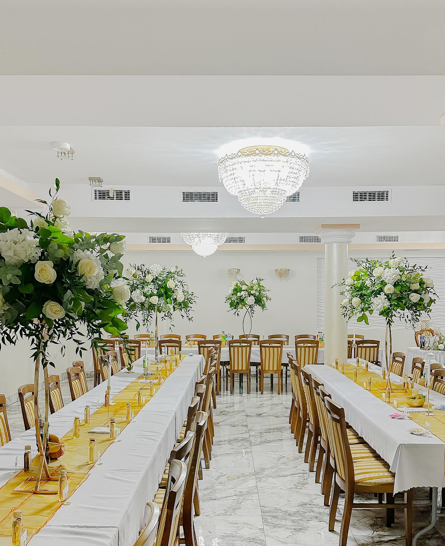 Sala weselna przygotowana na przyjęcie