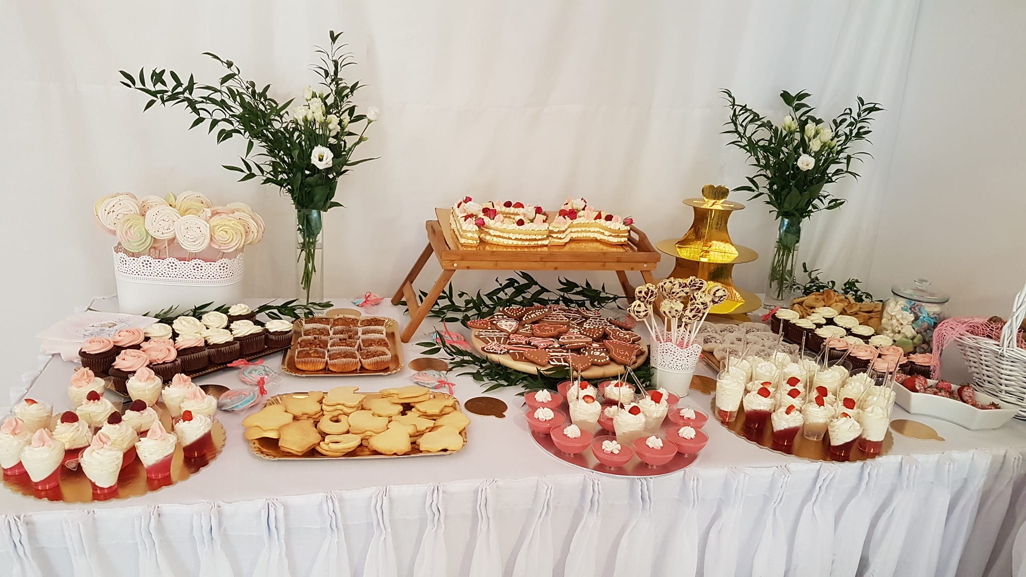 Stół słodkości z ciastami i deserami